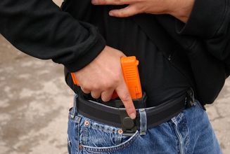training-pistol-tw-glock-17-usage-02_big-Réplique Glock 17 d'entraînement Orange Photo training-pistol-tw-glock-17-usage-02_big-Réplique Glock 17 d'entraînement Orange